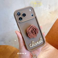 ** Ốp IP 17 Pro Max dẻo nâu charm hoa hồng vải Chanel