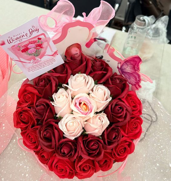 ** Bó hoa hồng sáp đỏ mix hồng cốt giấy bướm