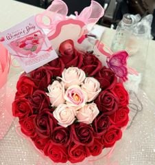 ** Bó hoa hồng sáp đỏ mix hồng cốt giấy bướm