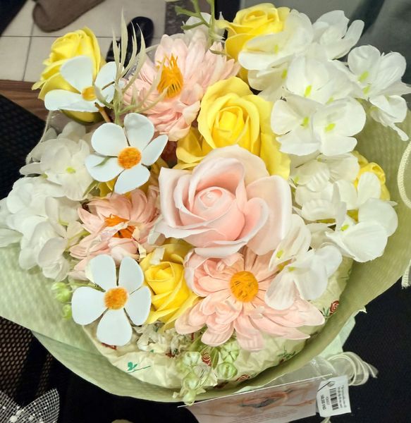 ** Bó hoa mix nhiều màu cốt tròn giấy dập nổi màu xanh bơ