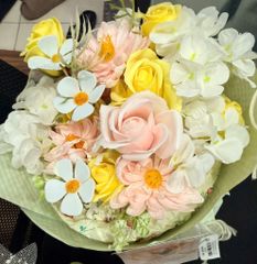 ** Bó hoa mix nhiều màu cốt tròn giấy dập nổi màu xanh bơ