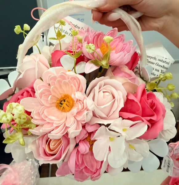 ** Giỏ hoa mix nhiều màu đính nơ hồng