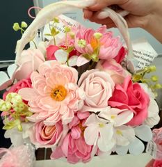 ** Giỏ hoa mix nhiều màu đính nơ hồng