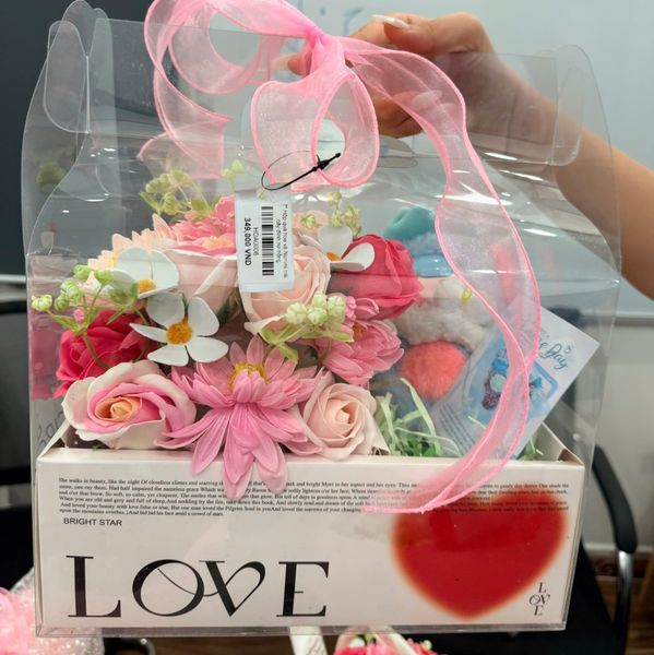** Hộp quà hoa và Nommi trái cây đính nơ hồng