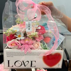 ** Hộp quà hoa và Nommi trái cây đính nơ hồng