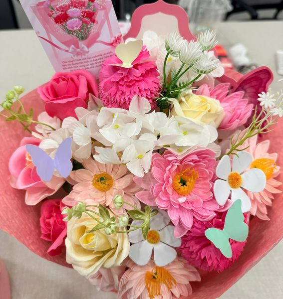 ** Bó hoa mix nhiều màu cốt giấy bướm