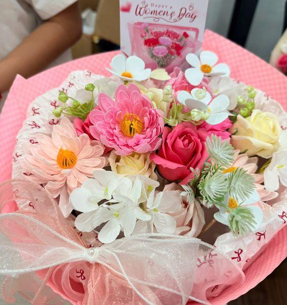 ** Bó hoa mix nhiều màu cốt tròn giấy dập nổi màu hồng