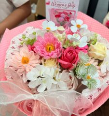 ** Bó hoa mix nhiều màu cốt tròn giấy dập nổi màu hồng