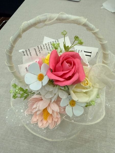 ** Giỏ hoa hồng lụa phối mẫu đơn