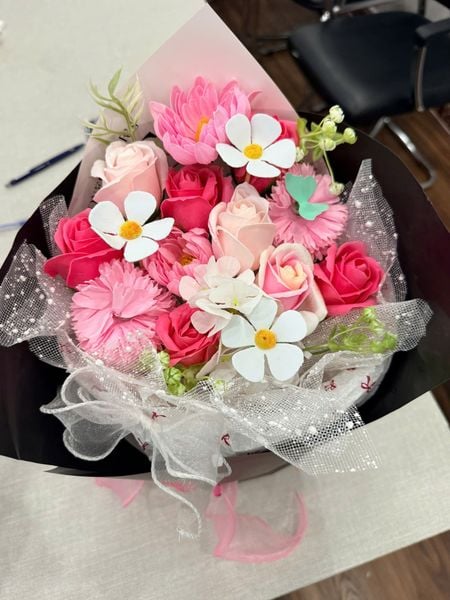 ** Bó hoa hồng mix hoa giấy gói đen