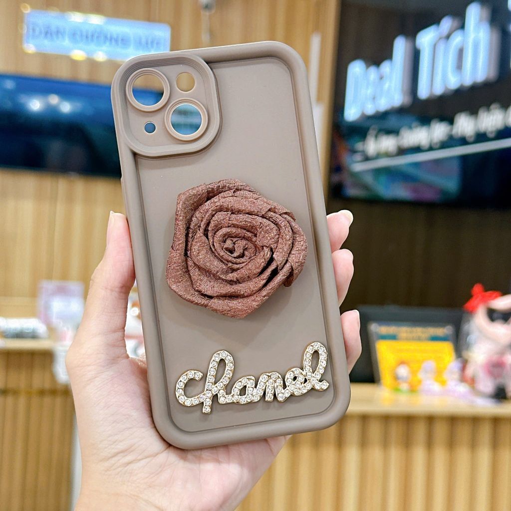 ** Ốp IP 13 6.1 dẻo nâu charm hoa hồng vải Chanel