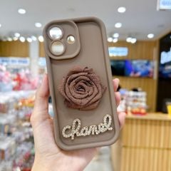 ** Ốp IP 17 dẻo nâu charm hoa hồng vải Chanel
