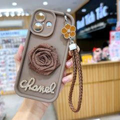 ** Ốp IP 17 dẻo nâu charm hoa hồng vải Chanel
