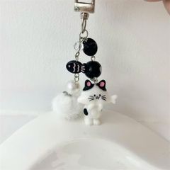 ** Móc khóa mèo đầu cá ngang kèm charm bông