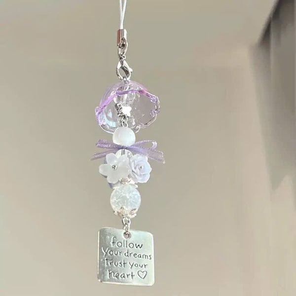 ** Dây đeo điện thoại chuông gió trong/tím mix hoa thẻ bài