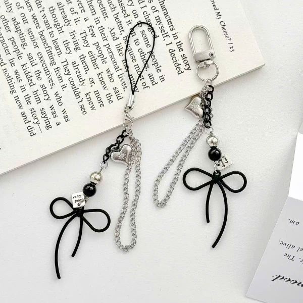 ** Móc khóa nơ đen trái tim bạc