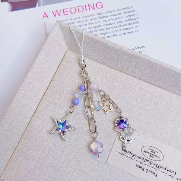 ** Dây đeo điện thoại ngôi sao và cây hoa viền đính đá tone tím