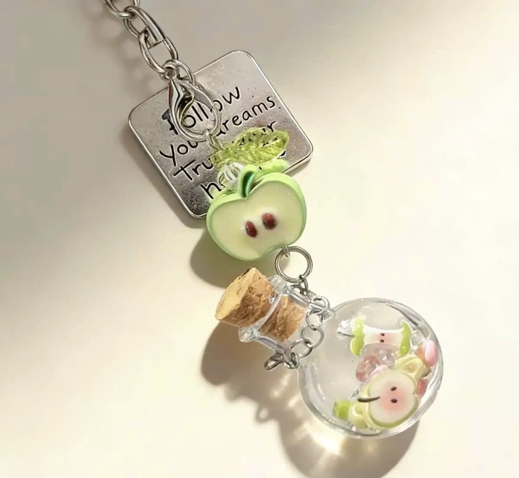 ** Dây đeo điện thoại lọ điều ước hạt hồng/xanh charm táo