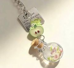 ** Dây đeo điện thoại lọ điều ước hạt hồng/xanh charm táo
