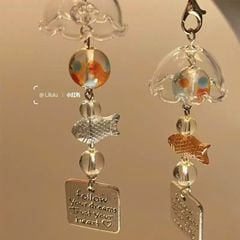 ** Dây đeo điện thoại chuông gió cá mini thẻ bài