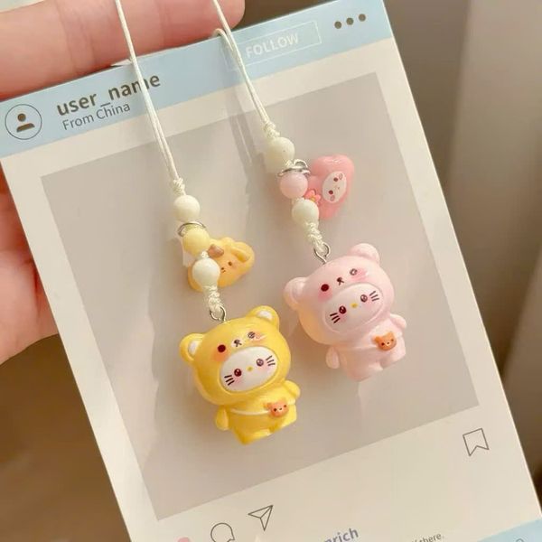 ** Dây đeo điện thoại Kitty mặc áo vàng/hồng