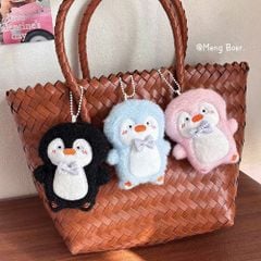 ** Móc khóa bông chim cánh cụt đeo nơ tím