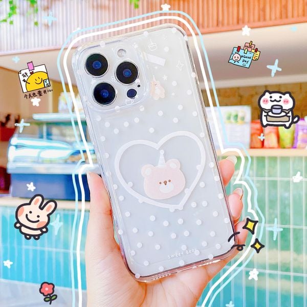 Ốp iPhone 14 Pro Max dẻo trong chấm bi hồng in mặt gấu nâu