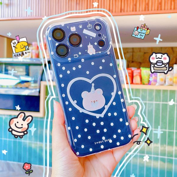 Ốp iPhone 17 Pro Max dẻo trong chấm bi hồng in mặt gấu nâu