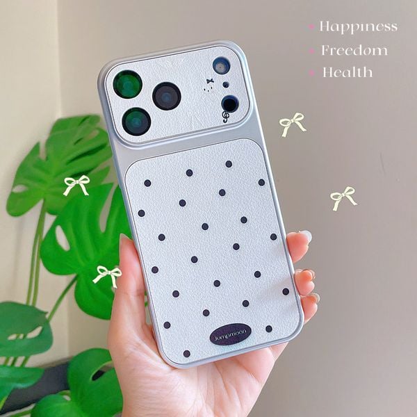 ** Ốp iPhone 17 Pro vân da chấm bi đen nền trắng