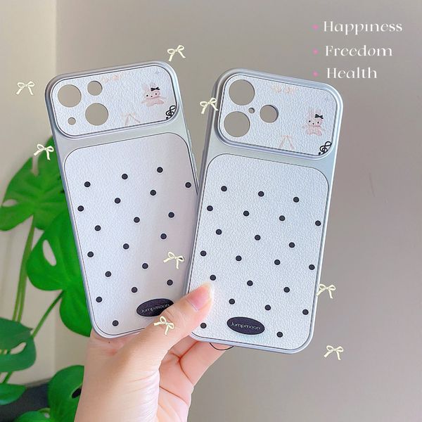** Ốp iPhone 14 vân da chấm bi đen nền trắng
