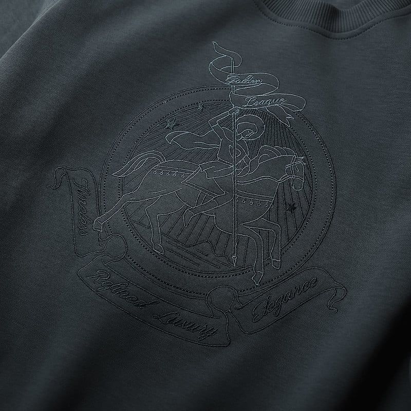  Áo nỉ họa tiết thêu hình Refined luxury GWTW825 