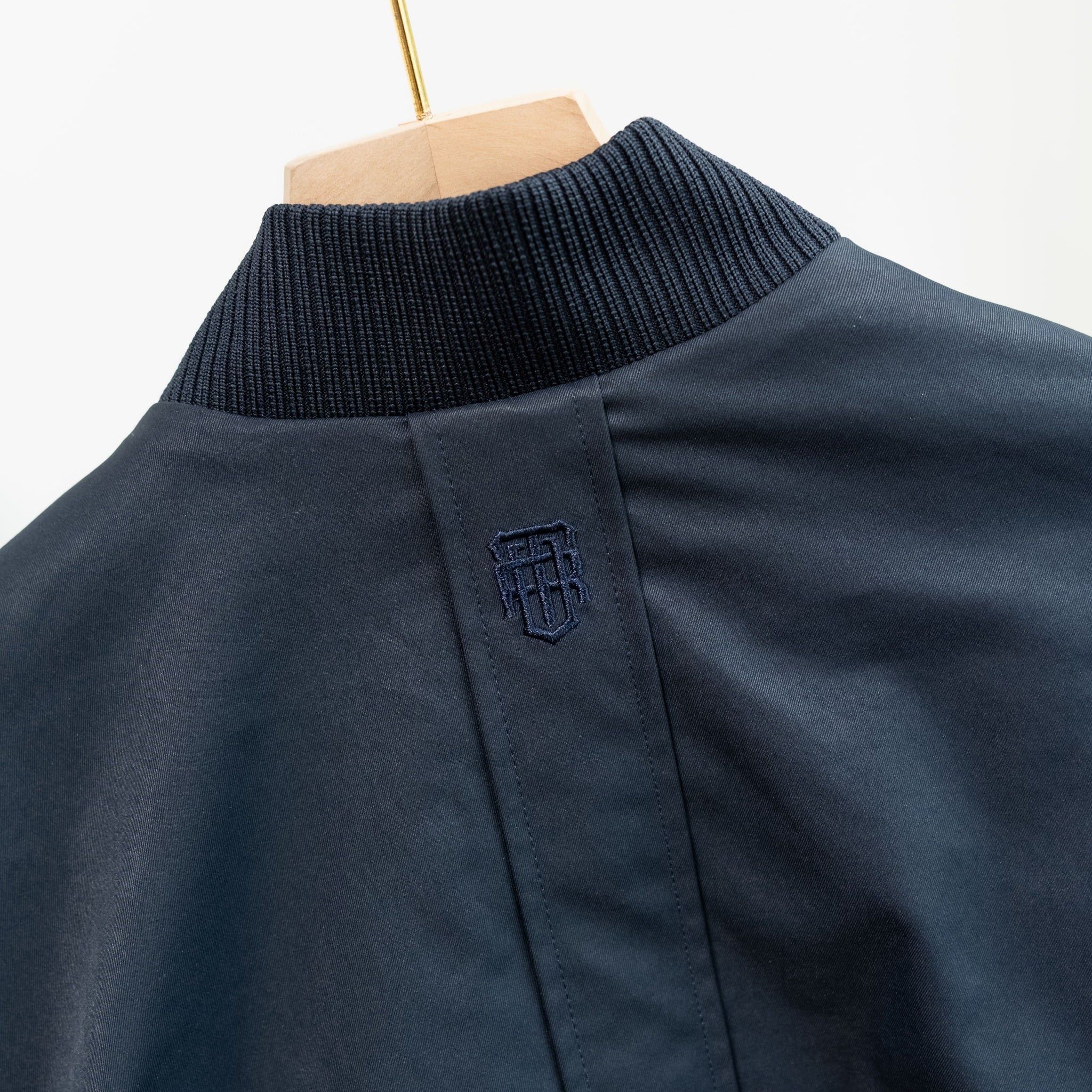  Áo khoác khaki 2 lớp chần bông cổ bomber thêu logo mặt sau GWCJ503 