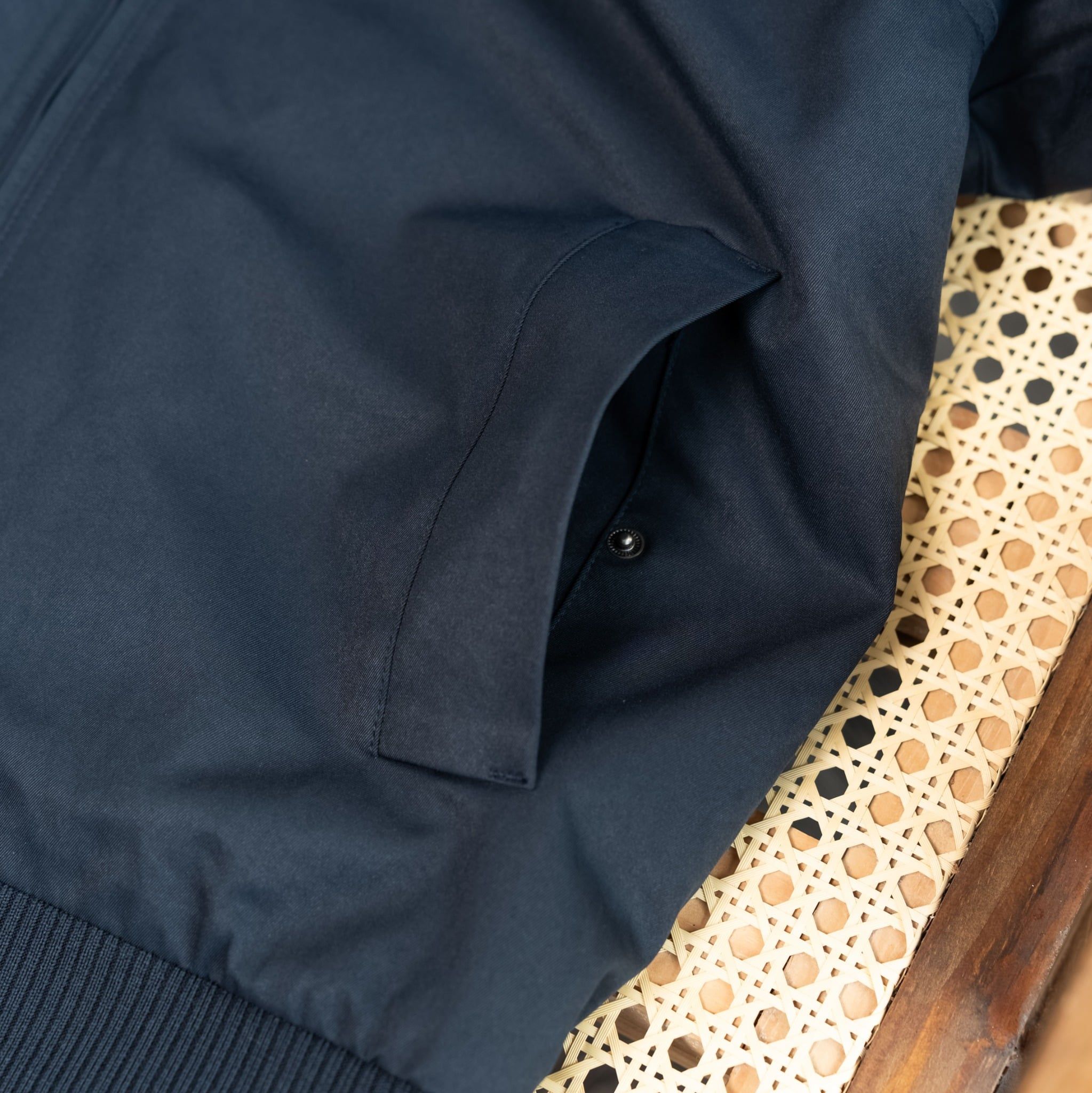  Áo khoác khaki 2 lớp chần bông cổ bomber thêu logo mặt sau GWCJ503 