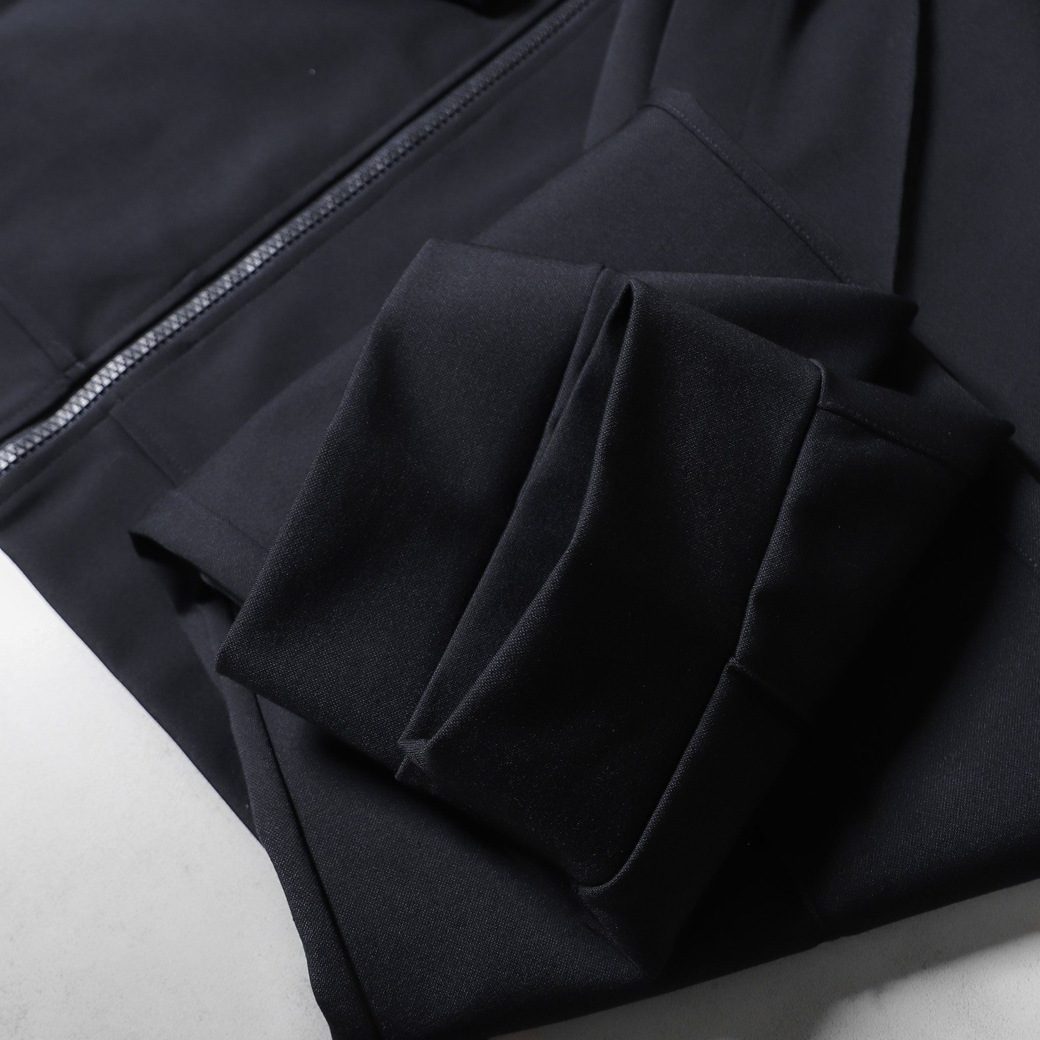  Áo khoác nỉ bộ trơn cổ bẻ thêu logo ở tay áo GWCS821 - GWBS821 