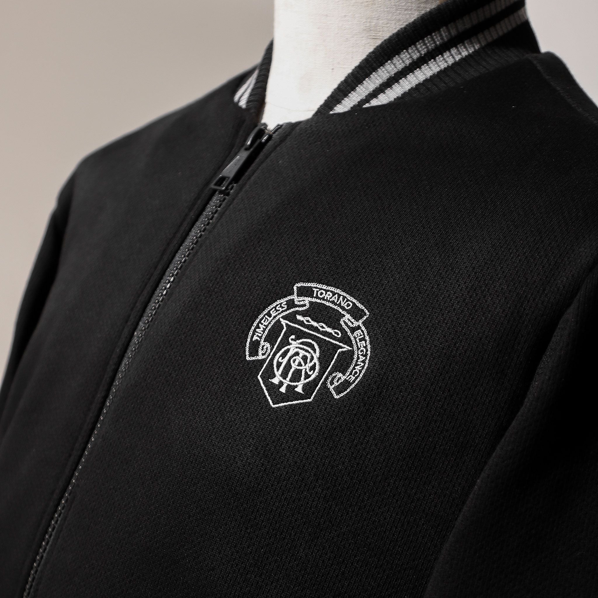  Áo khoác nỉ cổ bomber thêu logo ngực GWCS823 