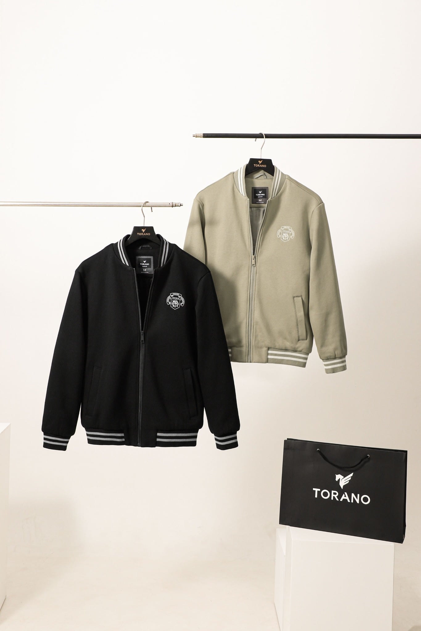 Áo khoác nỉ cổ bomber thêu logo ngực GWCS823 — ảnh phẳng
