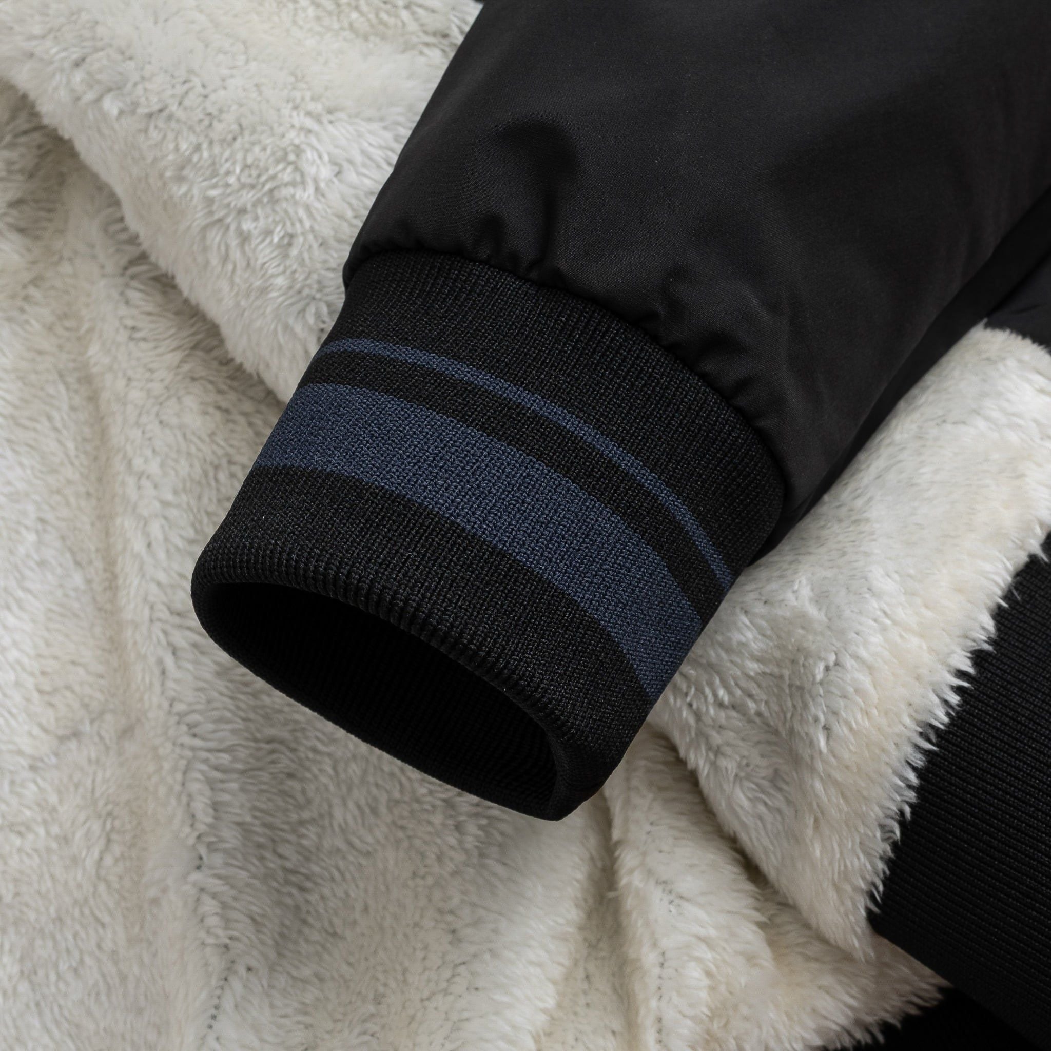  Áo khoác bomber lót lông thêu logo ngực GWCU052 