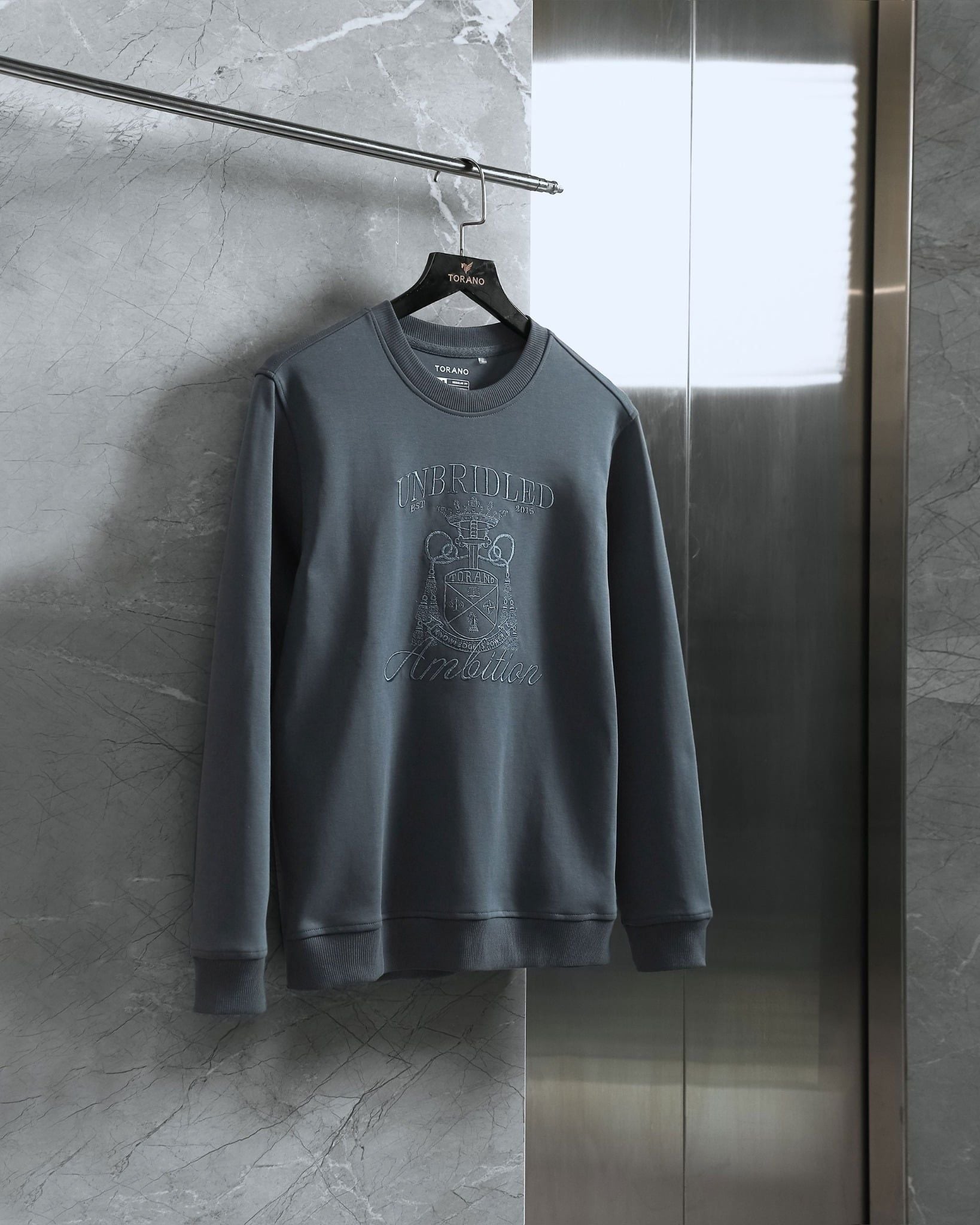  Áo nỉ họa tiết thêu hình Unbridled ambition GWTW826 