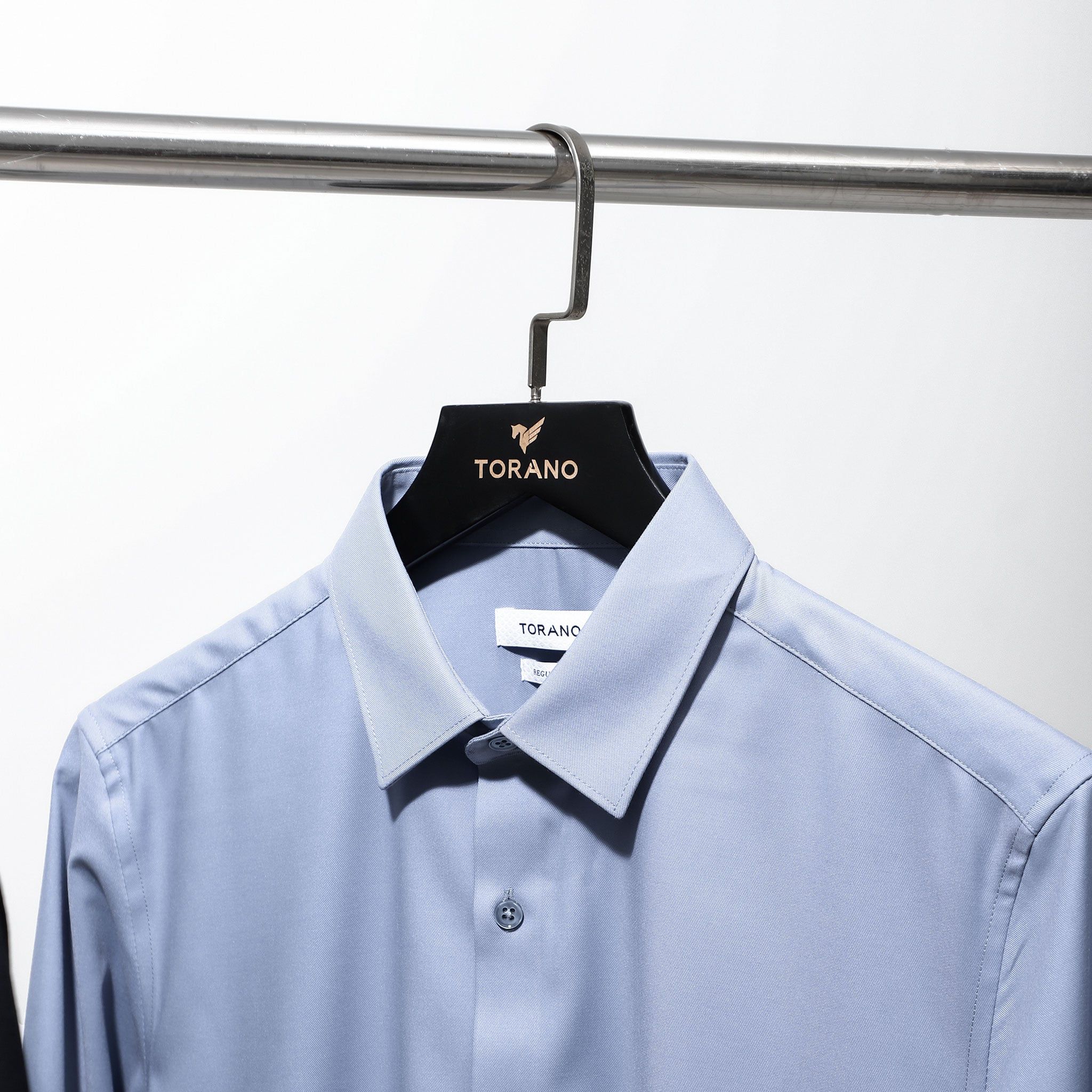  Sơ mi dài tay trơn regularfit thêu chữ ký ở măng xét tay GATB899 