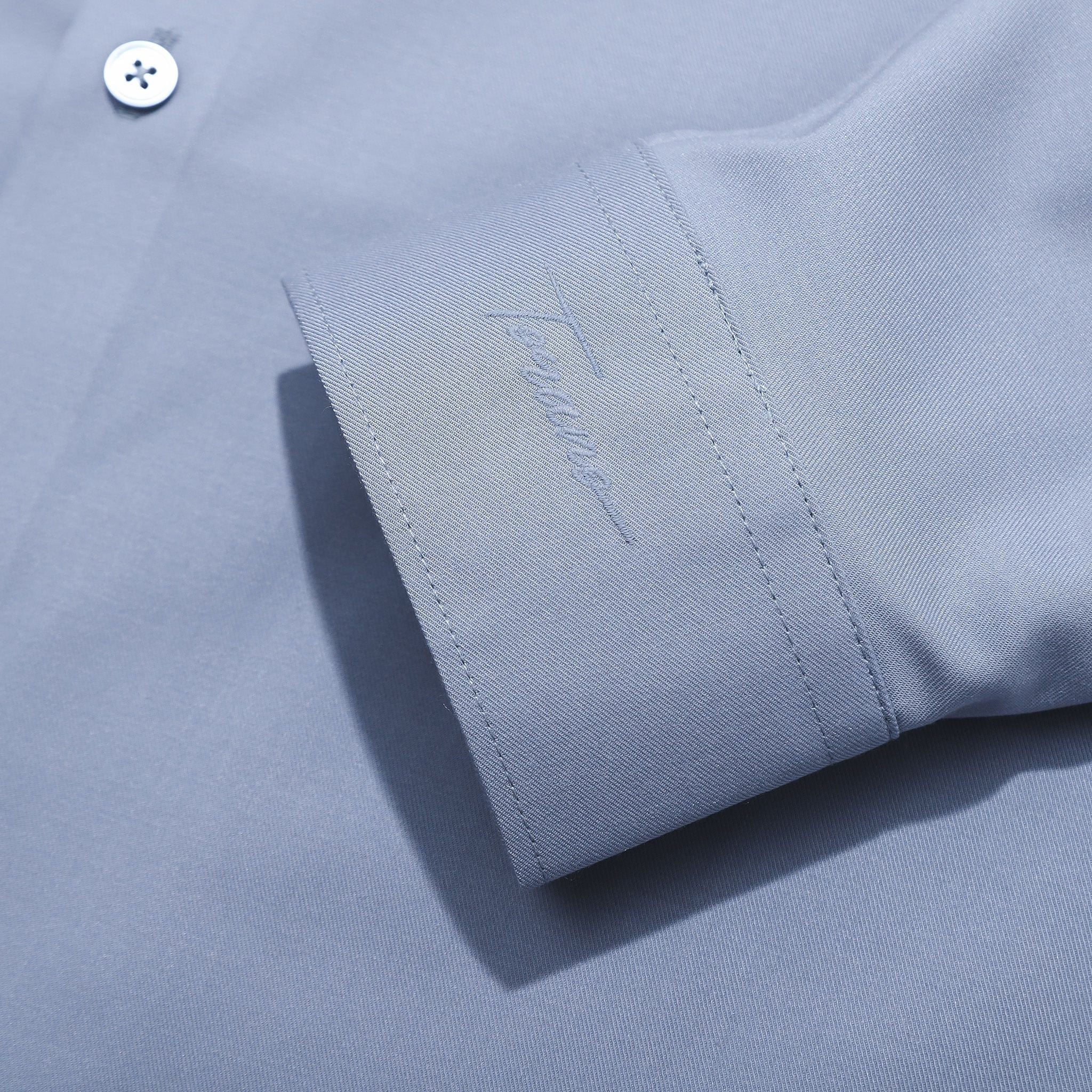  Sơ mi dài tay trơn regularfit thêu chữ ký ở măng xét tay GATB899 