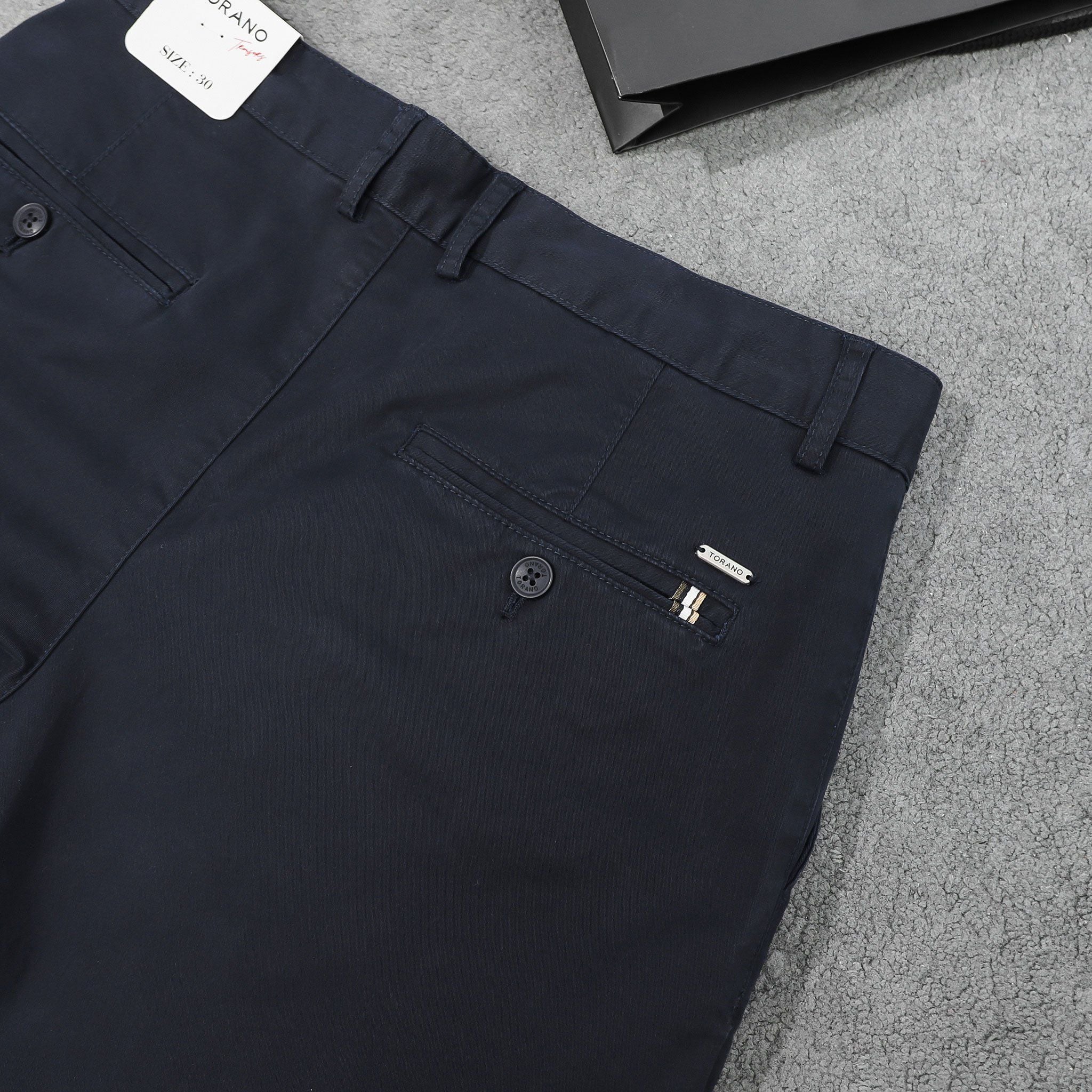  Quần kaki dài túi chéo basic regularfit cúc rập logo GABK503 