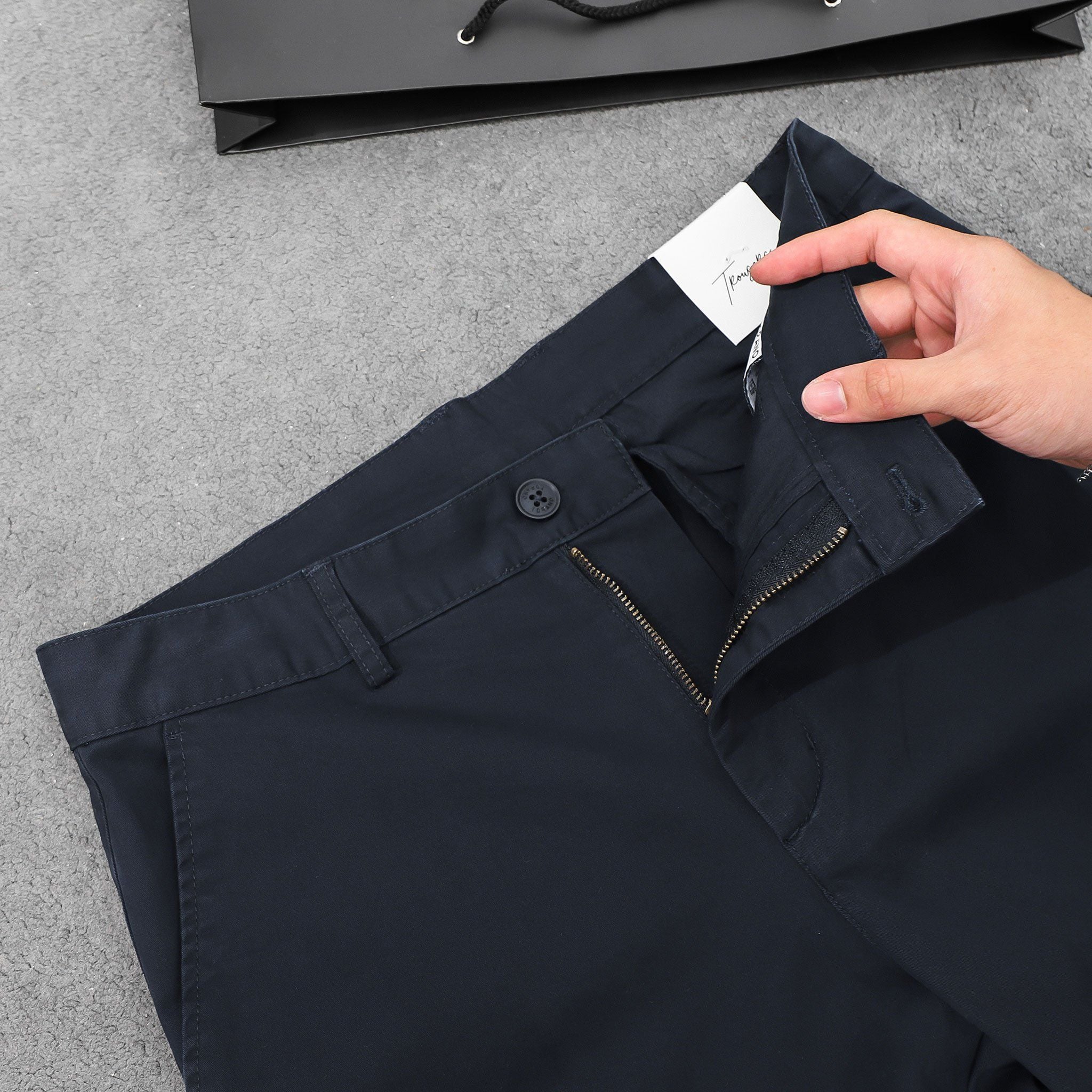  Quần kaki dài túi chéo basic regularfit cúc rập logo GABK503 