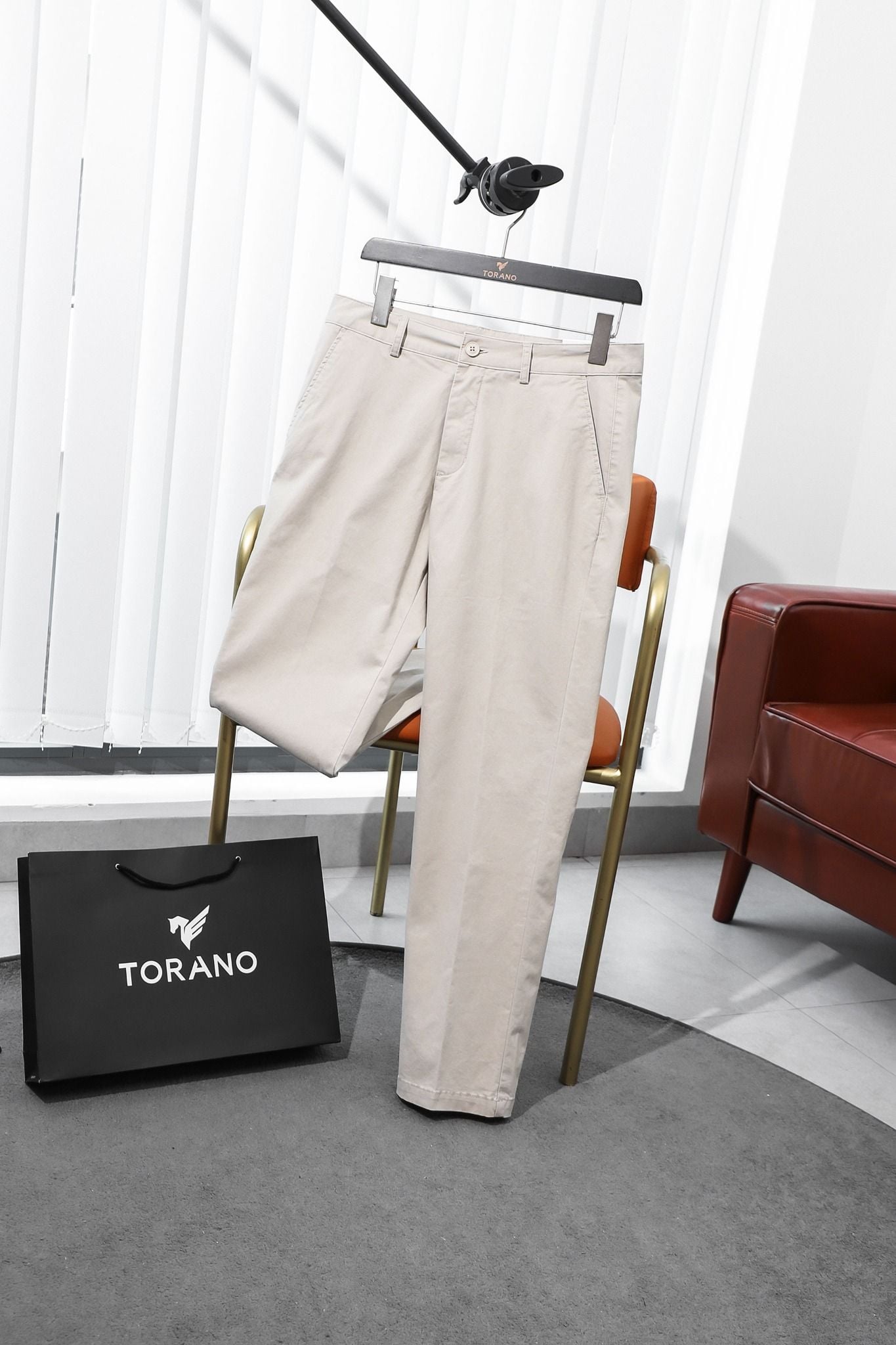  Quần kaki dài túi chéo basic regularfit cúc rập logo GABK503 