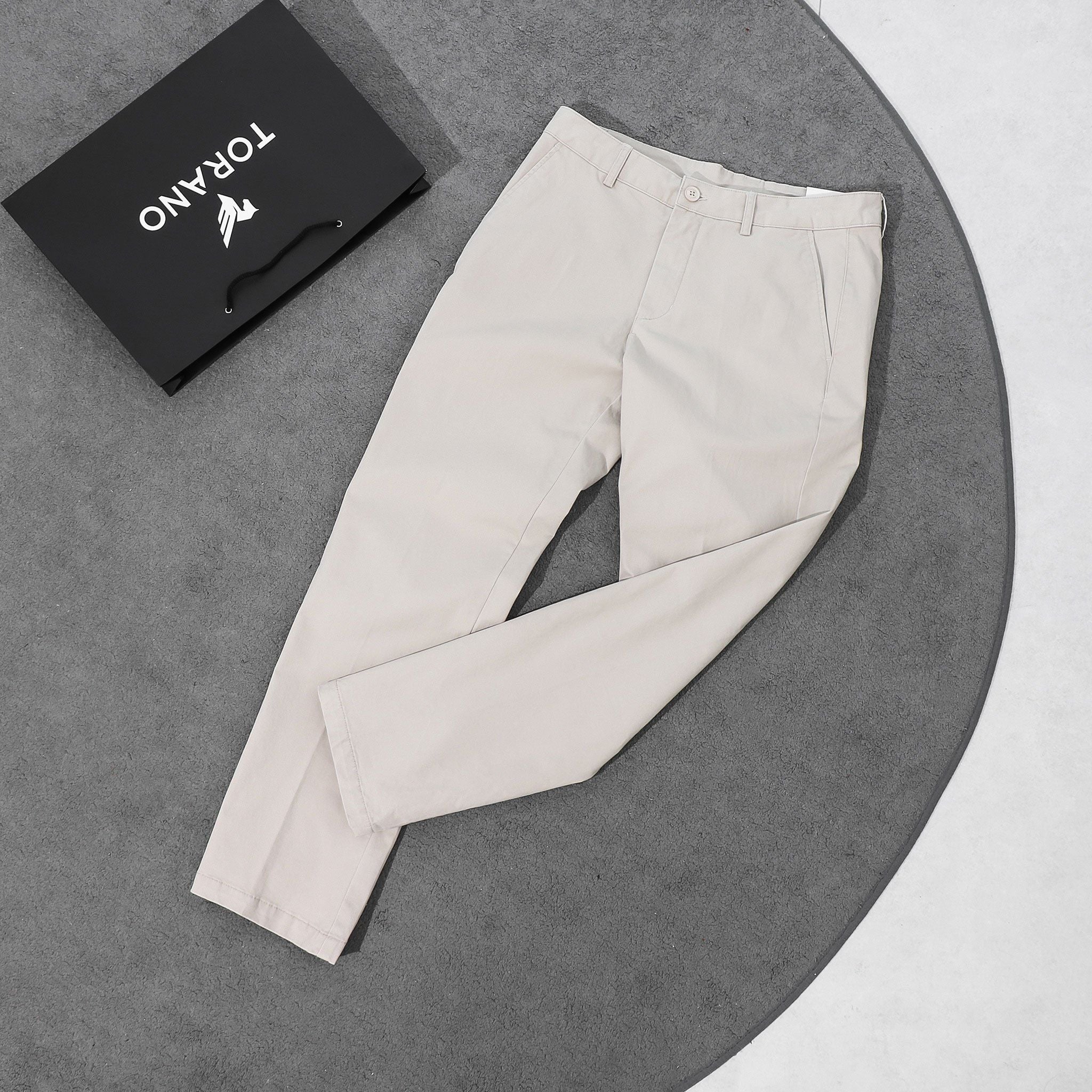  Quần kaki dài túi chéo basic regularfit cúc rập logo GABK503 