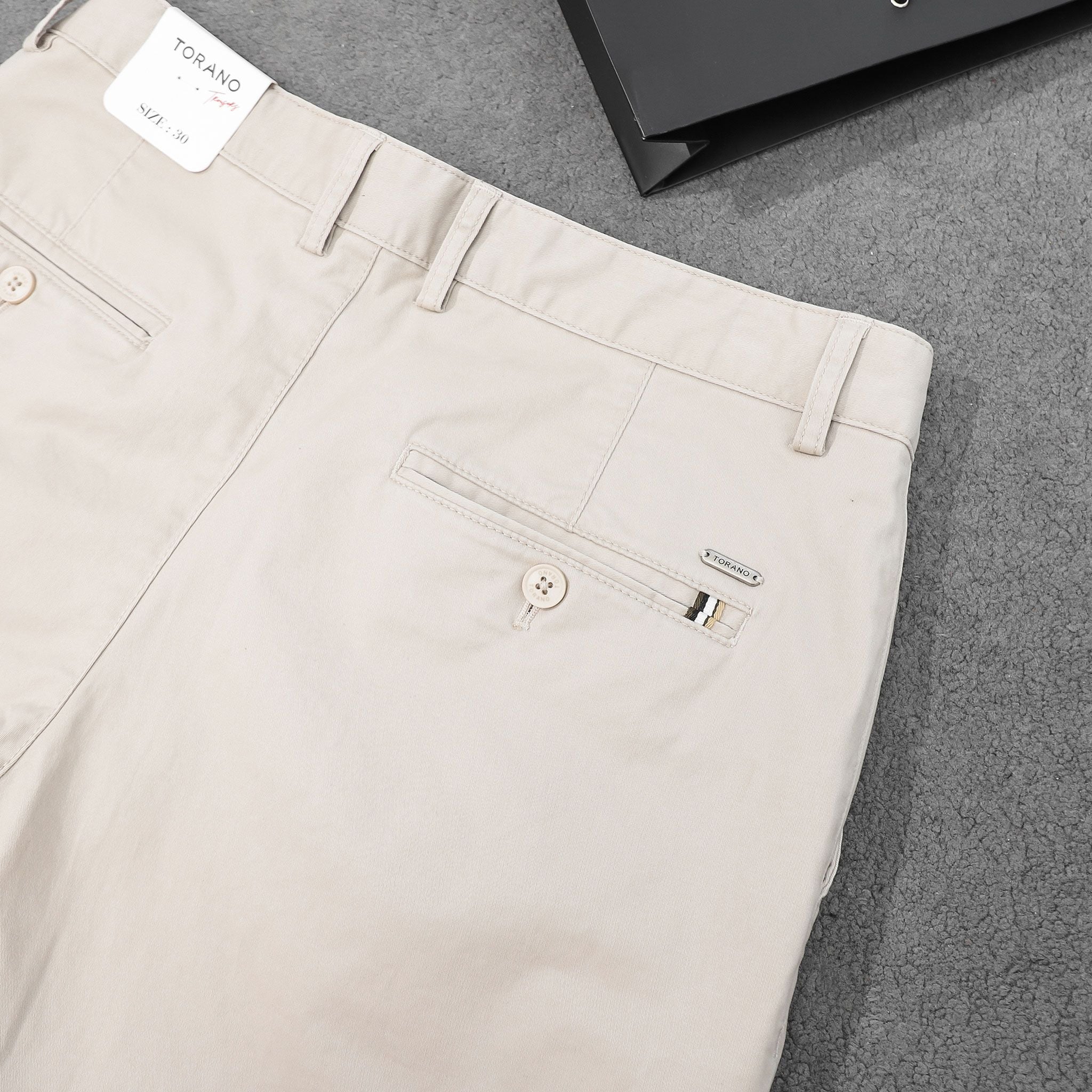  Quần kaki dài túi chéo basic regularfit cúc rập logo GABK503 