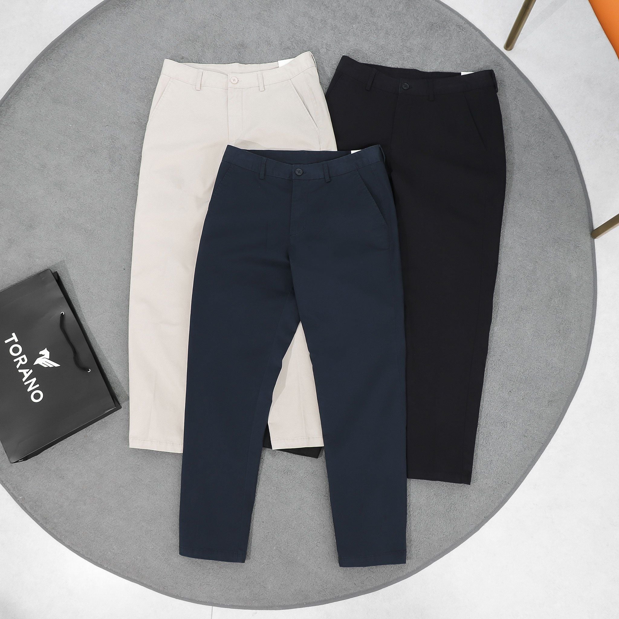  Quần kaki dài túi chéo basic regularfit cúc rập logo GABK503 