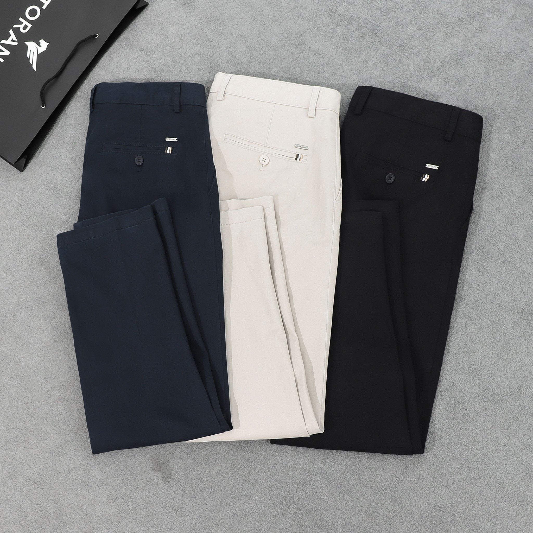 Quần kaki dài túi chéo basic regularfit cúc rập logo GABK503 