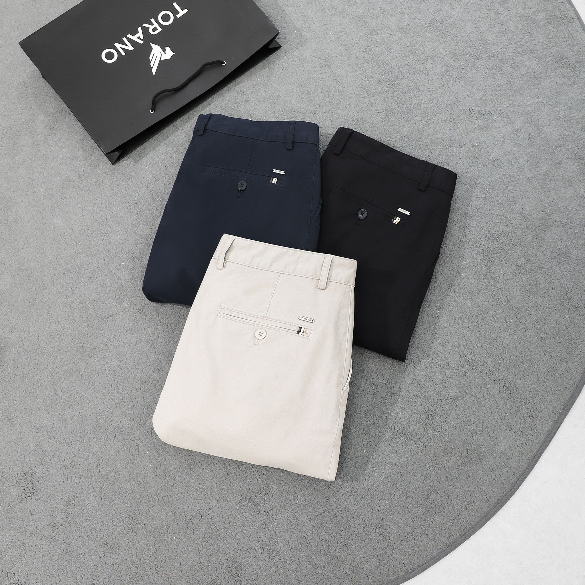  Quần kaki dài túi chéo basic regularfit cúc rập logo GABK503 