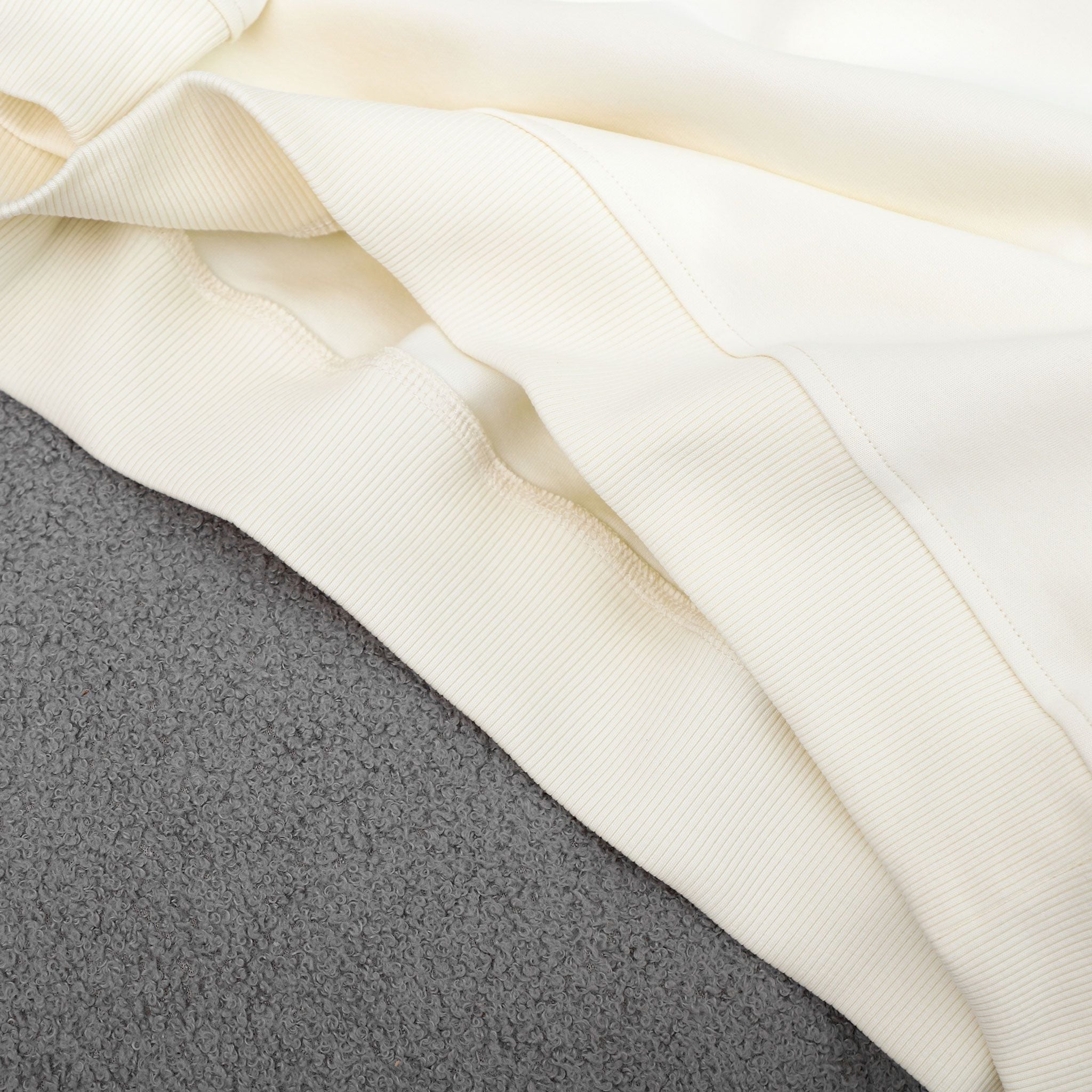  Áo nỉ họa tiết thêu logo ngựa GWTW823 