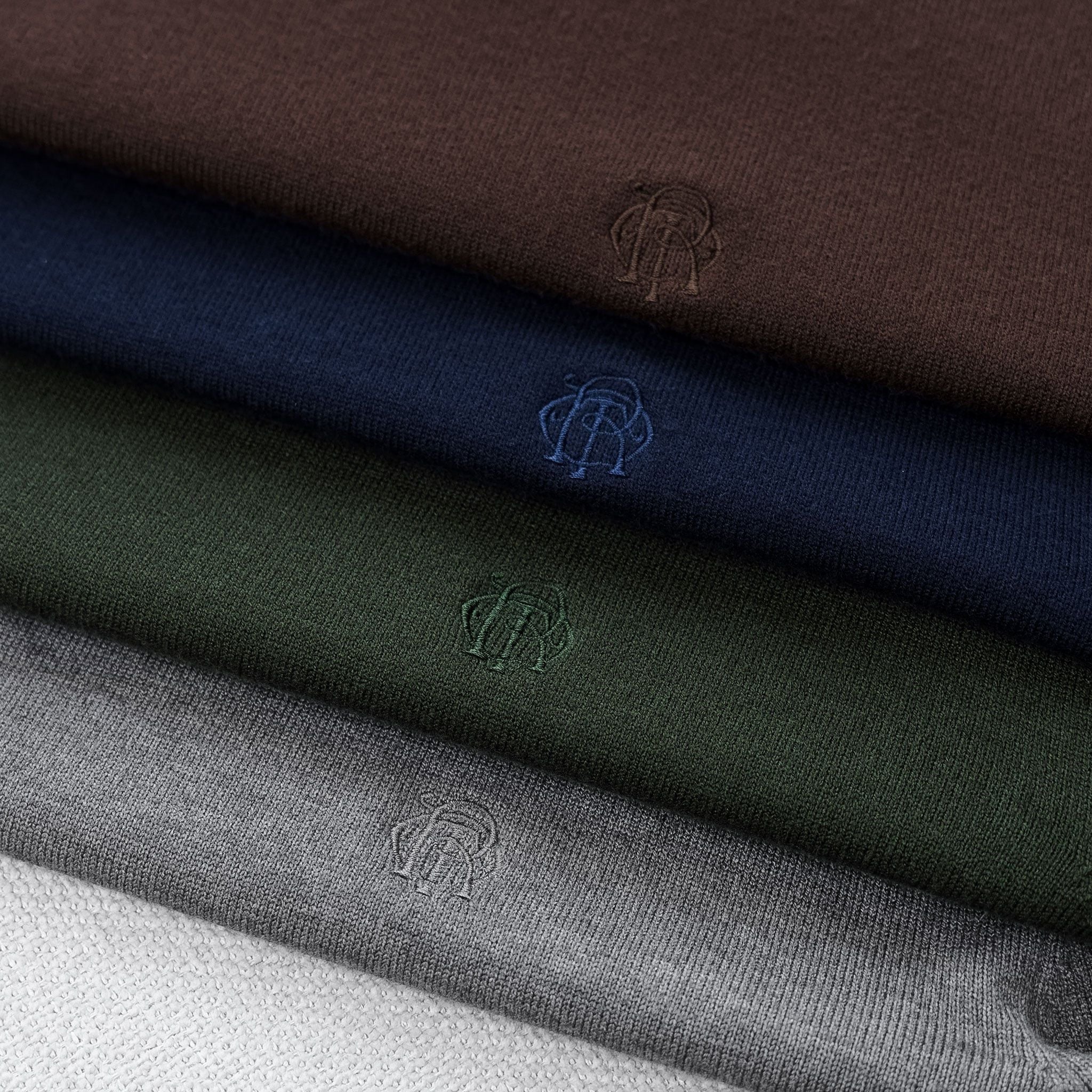  Áo len trơn cổ trụ thêu logo ngực GWTE824 